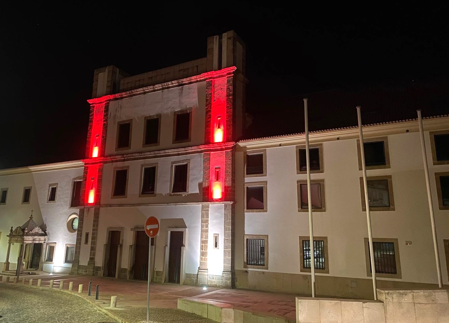 Município de Portalegre ilumina o edifício dos Paços do Concelho com a cor vermelha